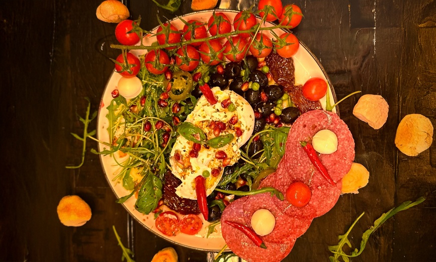 Image 1: Date Night: Aperol Spritz & Antipasti-Platte für 2 oder 4 Personen