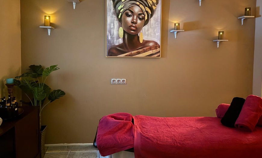 Image 2: Masaje relajante, de descarga, craneosacral y con ventosas
