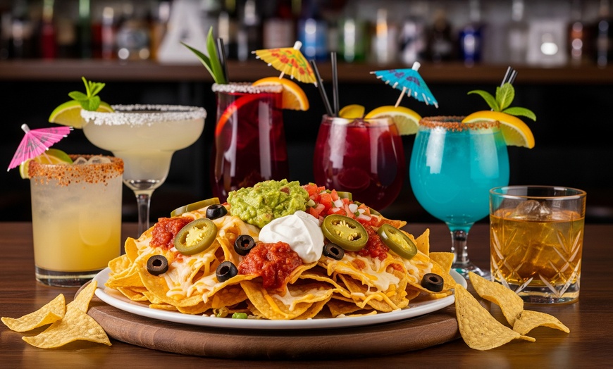 Image 2: Copa o cóctel a elegir y ración de nachos para 2 o 4 personas 