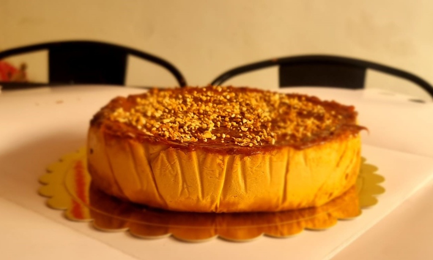 Image 2: 6 o 12 porciones de tarta o torrijas de sabores a elegir