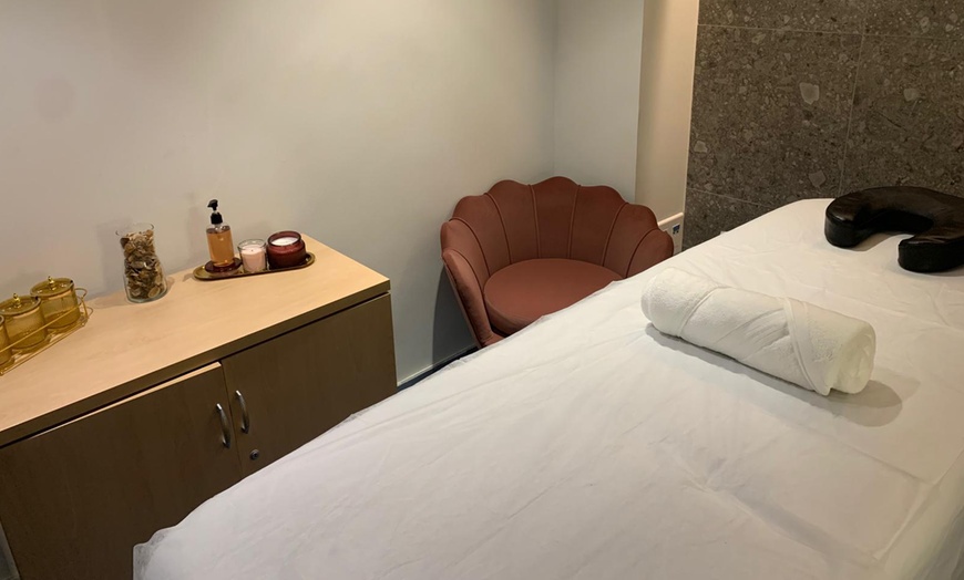 Image 8: Manicura, pedicura o ambas con esmaltado normal o semipermanente