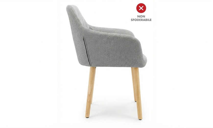 Image 9: Sillón tapizado de estilo escandinavo con patas de madera natural