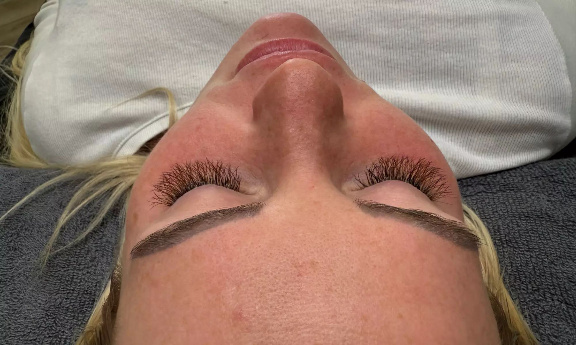 Full Set of Hybrid or Full Set of Classic Eyelash Extensions