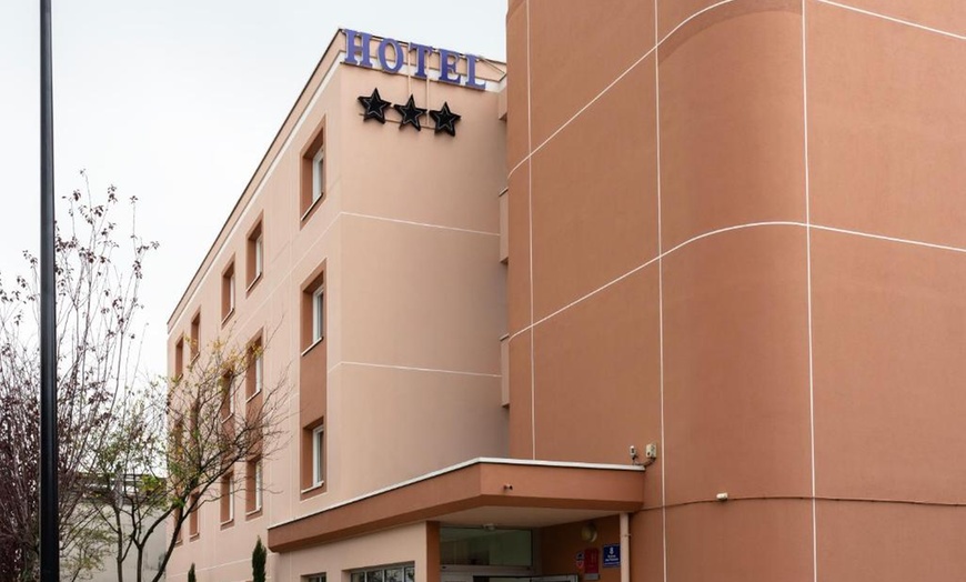 Image 11: Near Paris: Double Room with Optional Breakfast