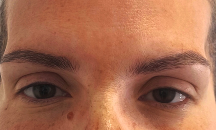 Image 1: Sesión de microblading de cejas pelo a pelo con opción a retoque 