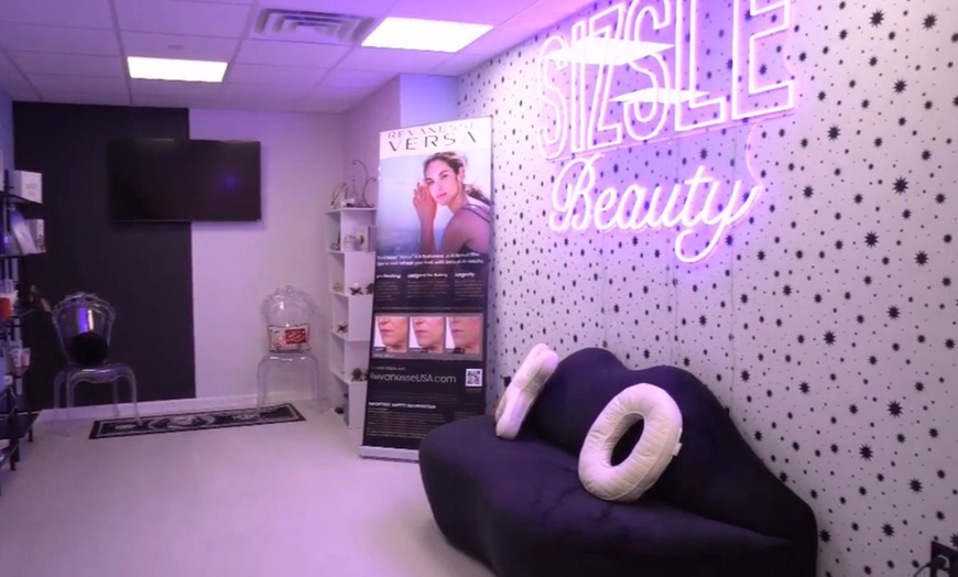 Image 4: Up to 36% Off on Eyelash Extensions at Sizsle Beauty
