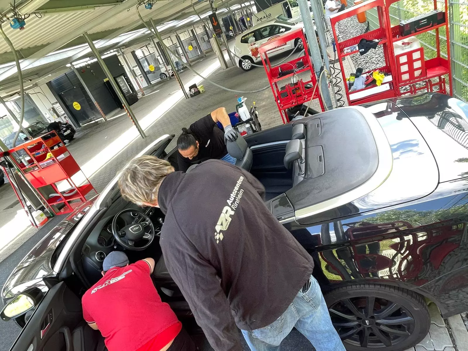 Premium-Innen- oder Außenreinigung für verschiedene Fahrzeugarten