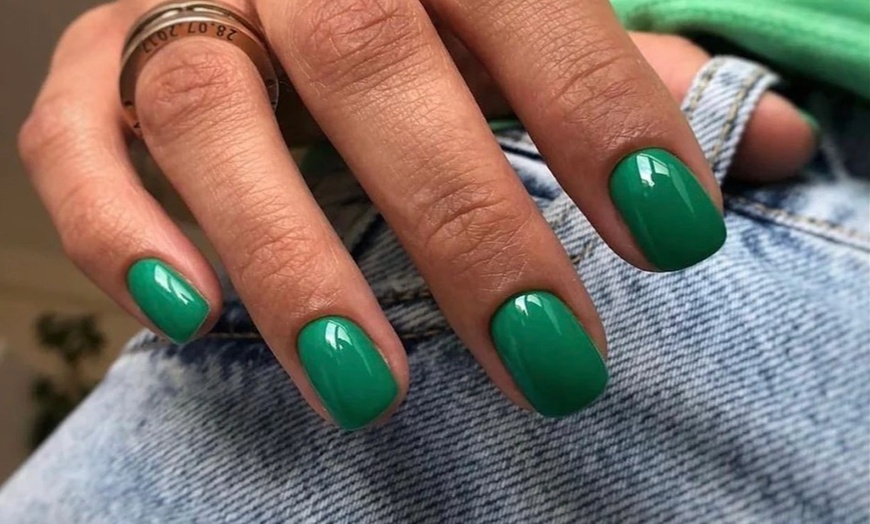 Image 2: Quick and Gorgeous Mani-Pedi for All Occasions