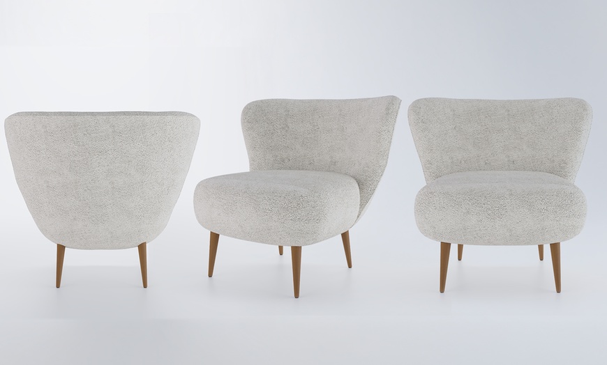 Image 1: Fauteuil "Leo" en tissu bouclette gris-crème et bois