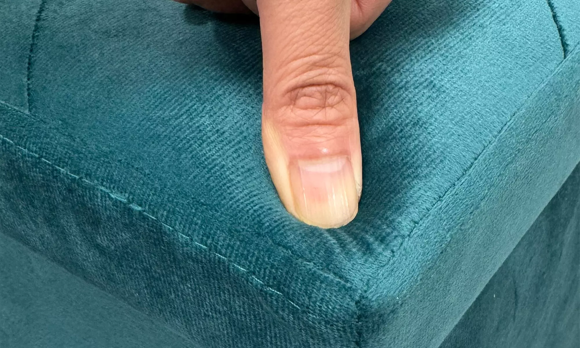 Puff cuadrado con tapizado de terciopelo