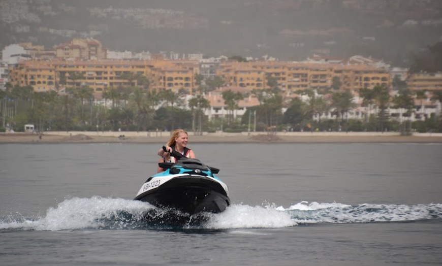 Image 4:  Paseo de 15 o 30 minutos en moto de agua para 1 o 2 personas