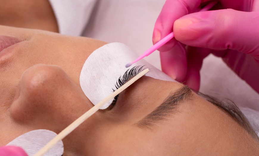 Image 2: Lifting y tinte de pestañas con opción a visagismo y laminado de cejas 