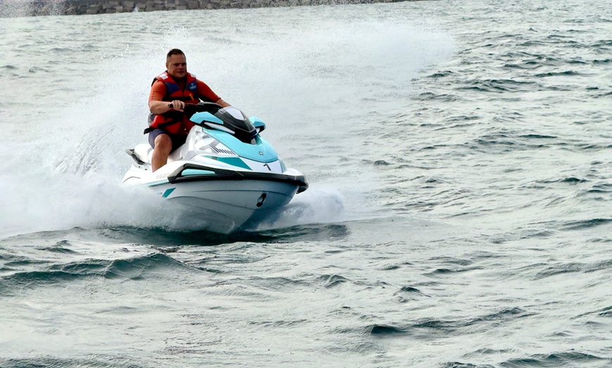 Image 1: Excursión de 30 o 60 minutos en moto de agua con opción a paddle surf