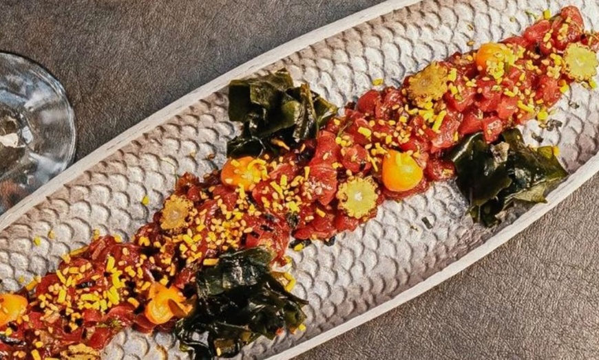 Image 3: Menú fusión para 2 o 4 personas con postre y opción a botella de vino