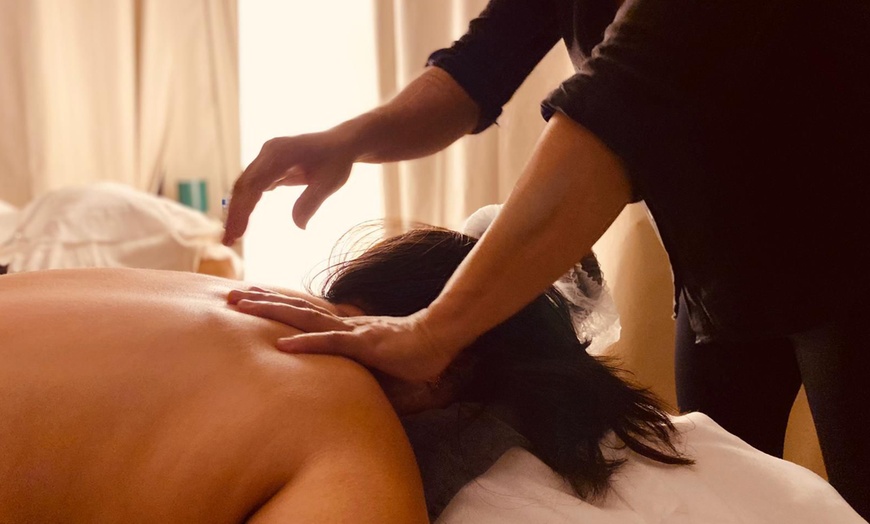 Image 4: Masaje de 45 min. con opción a reflexología podal y/o masaje facial 