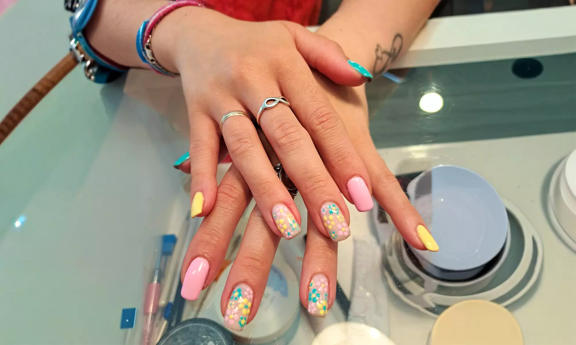 Manicura clásica con esmaltado normal o semipermanente