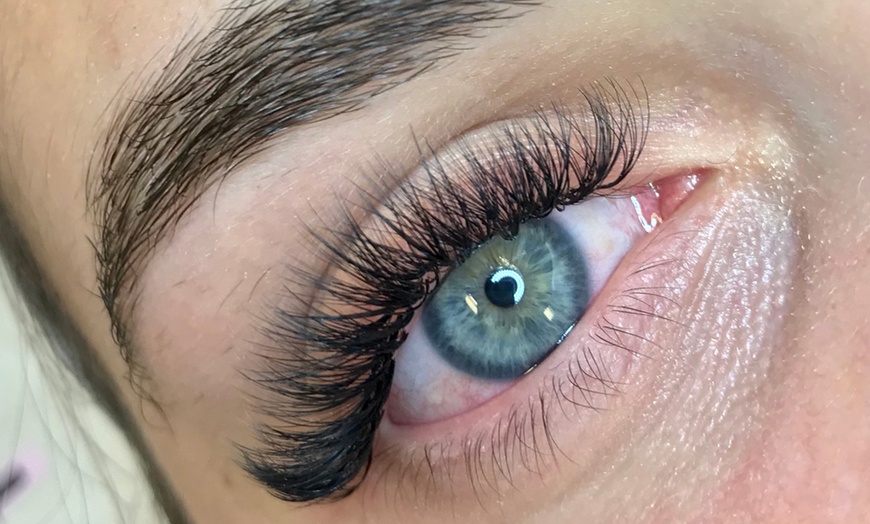 Image 2: Get a Full Set of Classic, Hybrid, or Volume Mink Eyelash Extension
