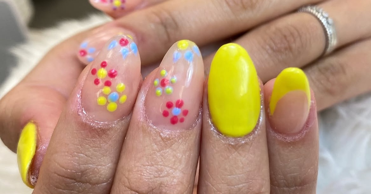 Sesión de manicura o pedicura con esmaltado semipermanente en Madrid