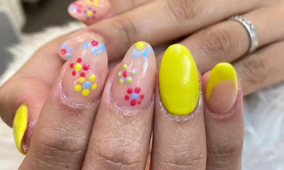 Primera puesta de uñas con gel o acrílico y opción a diseño básico