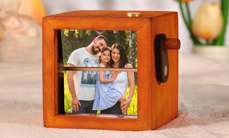 Image 5: 1 oder 2 personalisierbare Handkurbel-Fotorahmen aus Holz