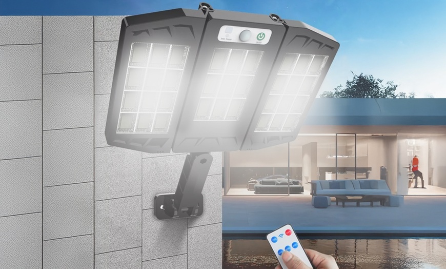 Image 1: 2 ou 4 minilampadaires solaires avec 3 panneaux intégrés 216 LEDs