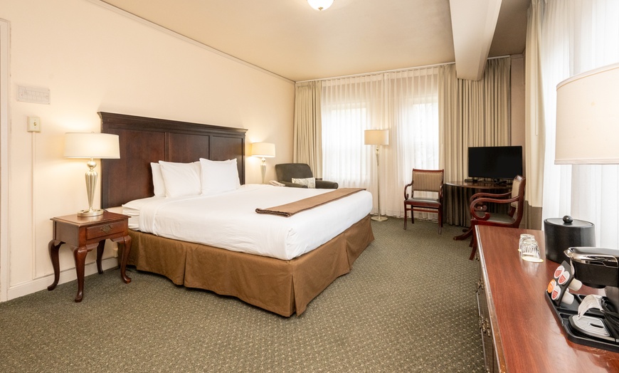 Image 5: Classic Comfort and Skyline Views in Seattle's First Hill District
