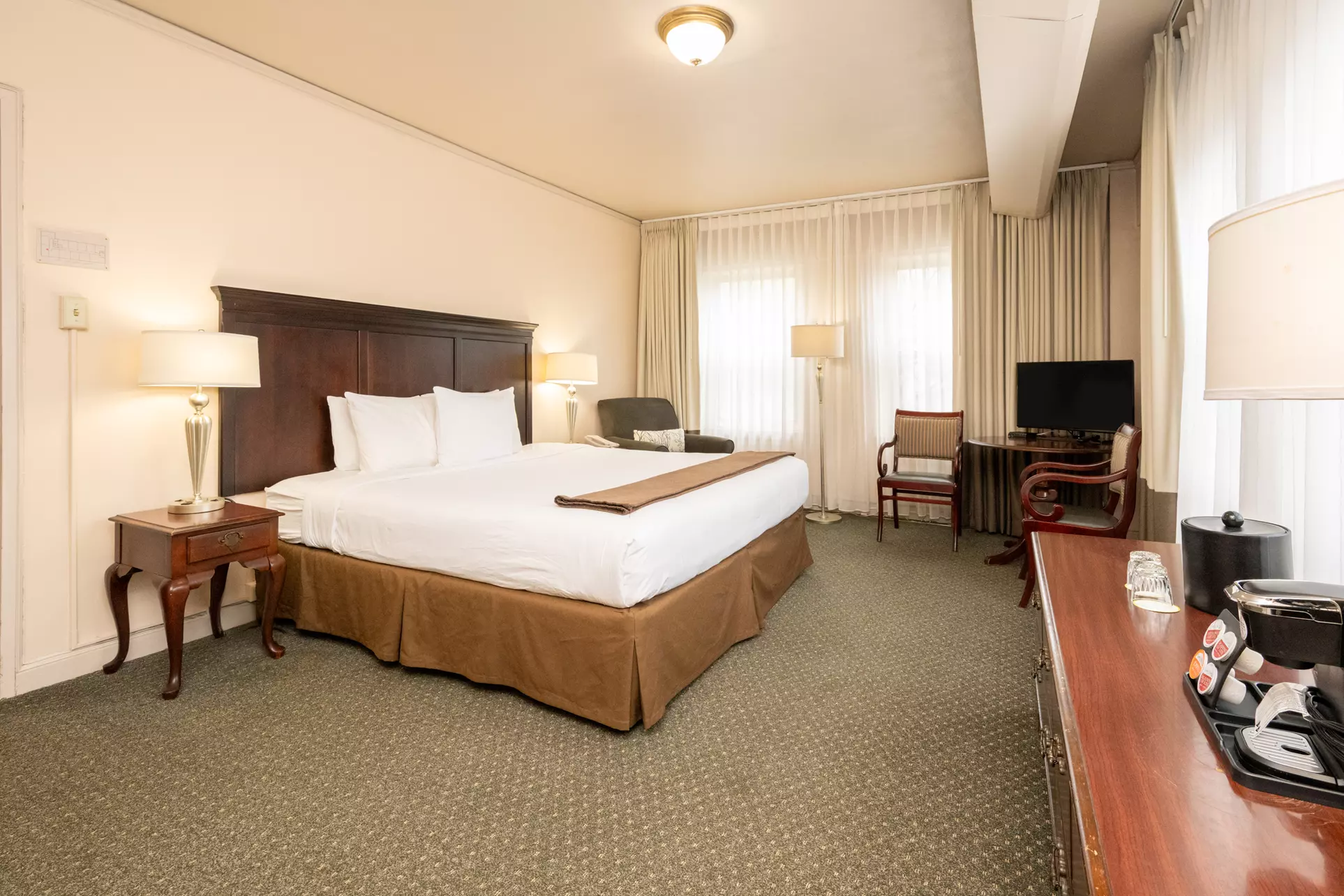 Classic Comfort and Skyline Views in Seattle's First Hill District
