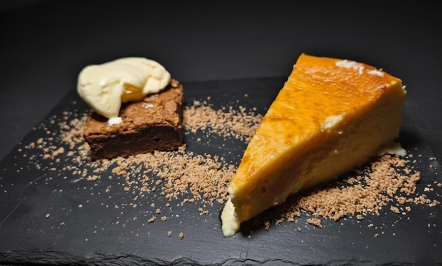 Image 6: Cena con espectáculo, cocktail, plato principal, postre y barra libre