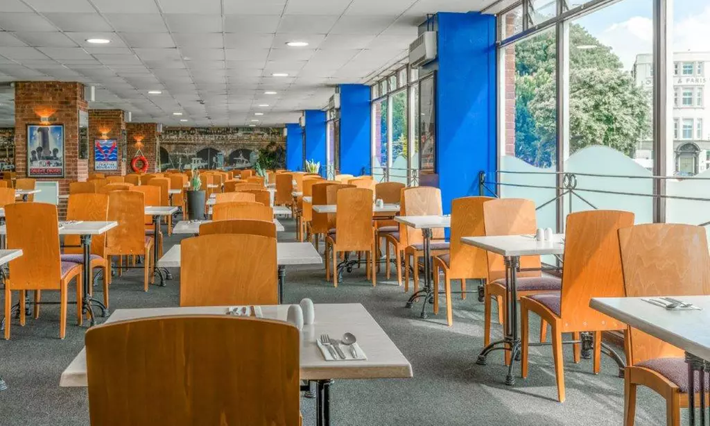 Kent: Standard Double or Twin Room with Breakfast and Leisure Access