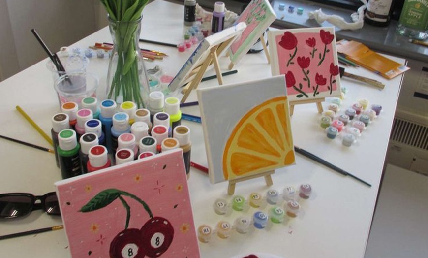 Image 6: Taller a elegir entre pintura de tazas, tote bags, cuadros o cerámica