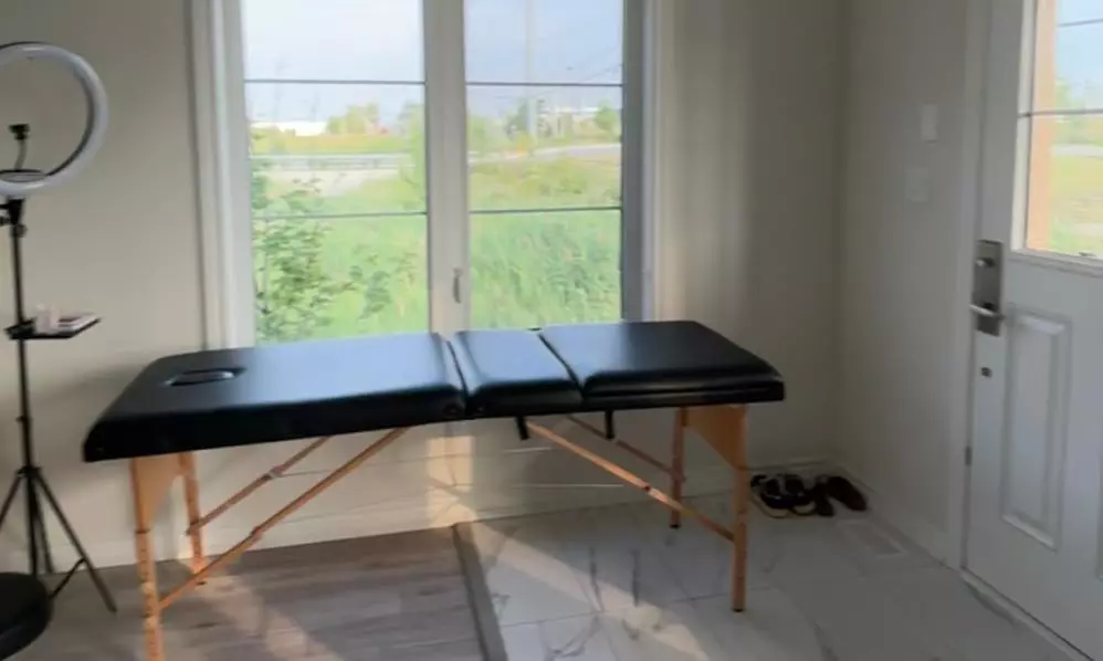 Classic Hybrid or Volume Eyelash Extensions for Effortless Beauty