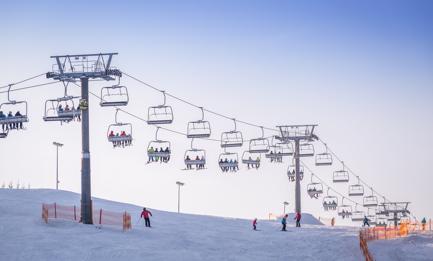 Image 2: Zima, zabawa i przygoda: całodzienne karnety narciarskie