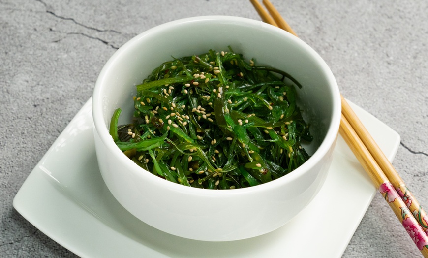 Image 5: Sushi-Platte mit Vorspeise, Dessert und Getränk für 2 oder 4 Personen