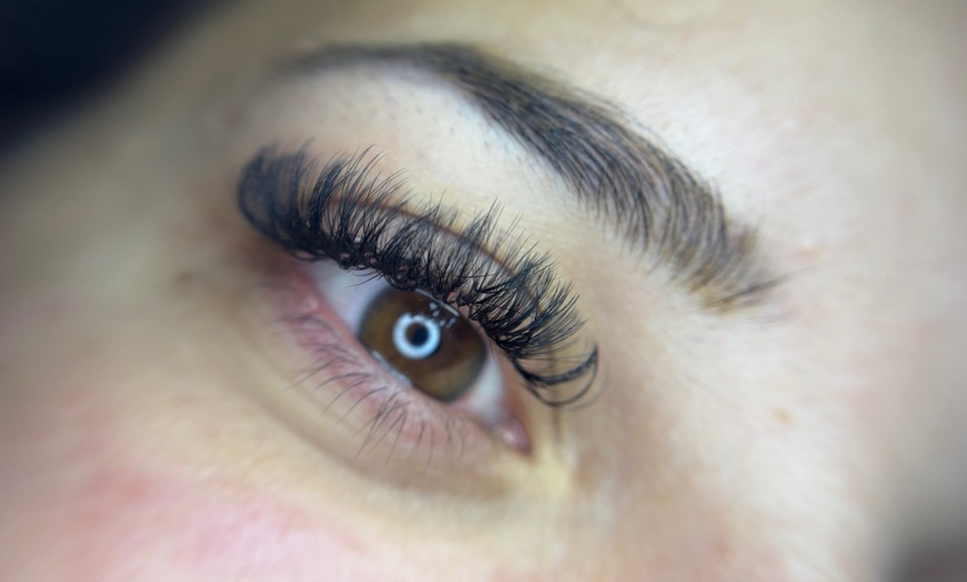 Image 5: Full Set of Volume Lash Extensions/Wet Style Lashes w/ Optional Fill
