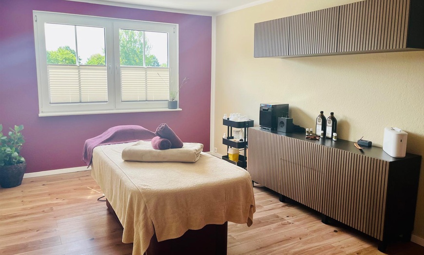 Image 4: 30-60 Min. Rücken- und Nackenmassage mit Aromaöl für 1 Dame
