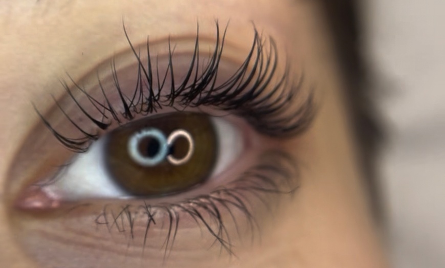 Image 9: Rehaussement de cils et brow lift