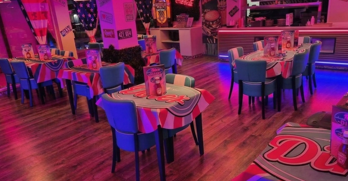 Menú American Diner y acceso a piscina en Mallorca