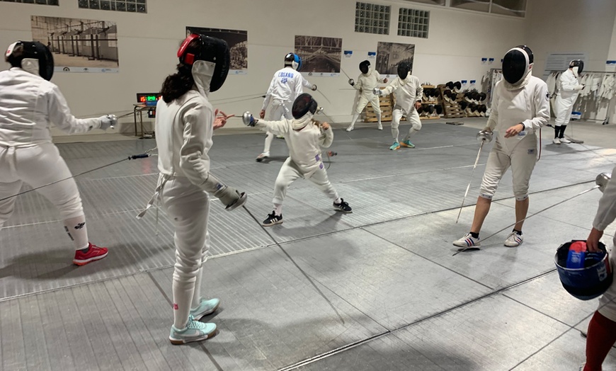 Image 4: 8 sesiones de 1 h de esgrima con espada