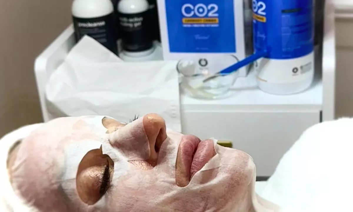 Gesichtsbehandlung mit Carboxytherapie optional mit Maske für 1 Person