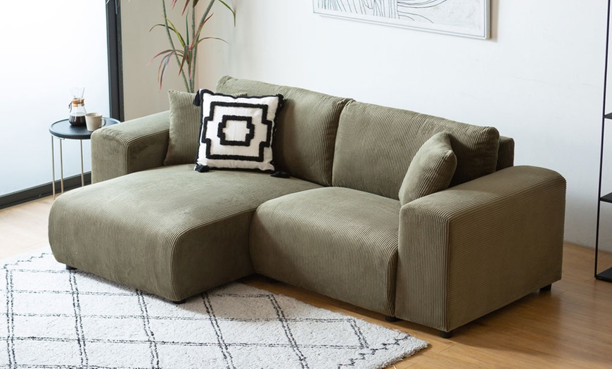 Image 2: Canapé d'angle réversible 3 places "Jambi" de Kocoon en velours côtelé