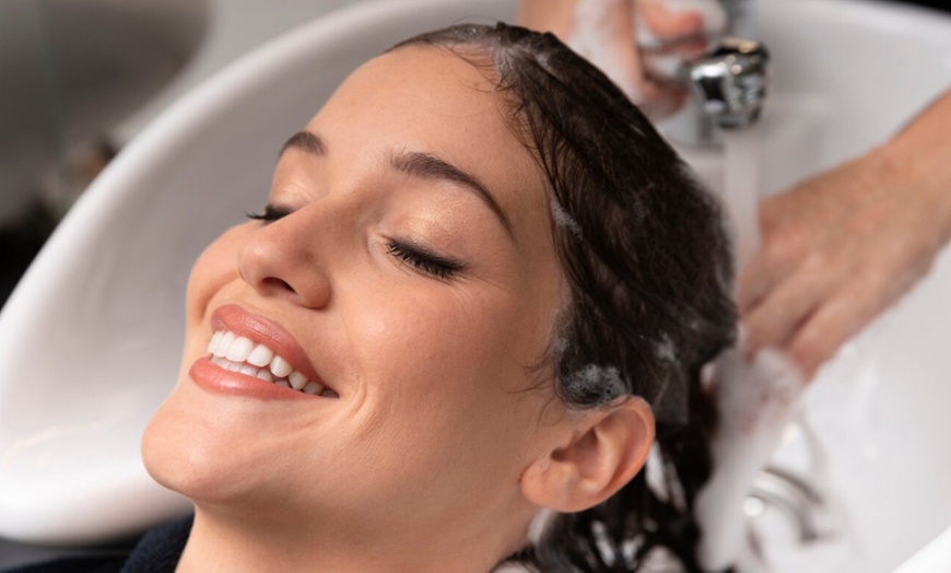 Image 1: Sesión de peluquería con lavado y corte y opción a mascarilla y masaje