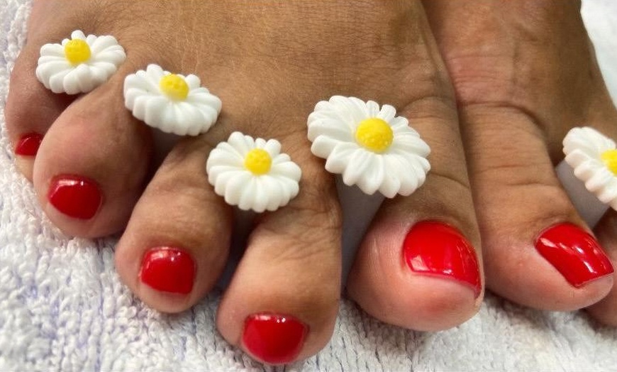 Image 12: Sesión de manicura o pedicura con esmaltado normal o semipermanente