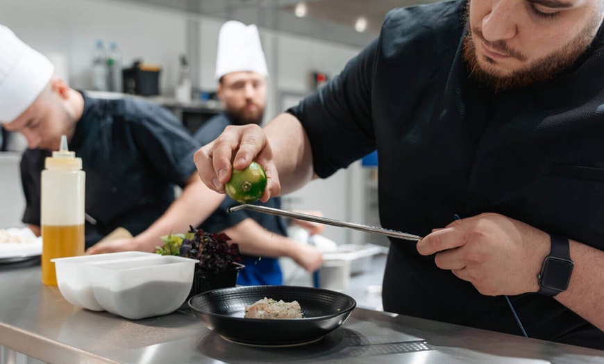 Image 6: Envolée gourmande avec un menu des délices aux portes de Paris