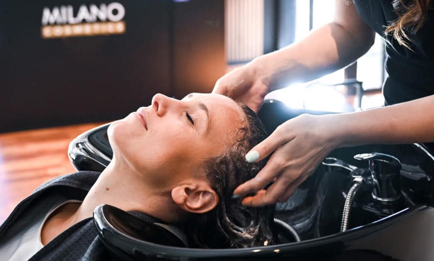 Image 2: Lavado, corte de puntas y secado, con tinte o reflejos clásicos