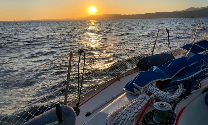 Image 4: Paseo en barco de vela con cava y sunset o luna llena para 2 a 6 pax.