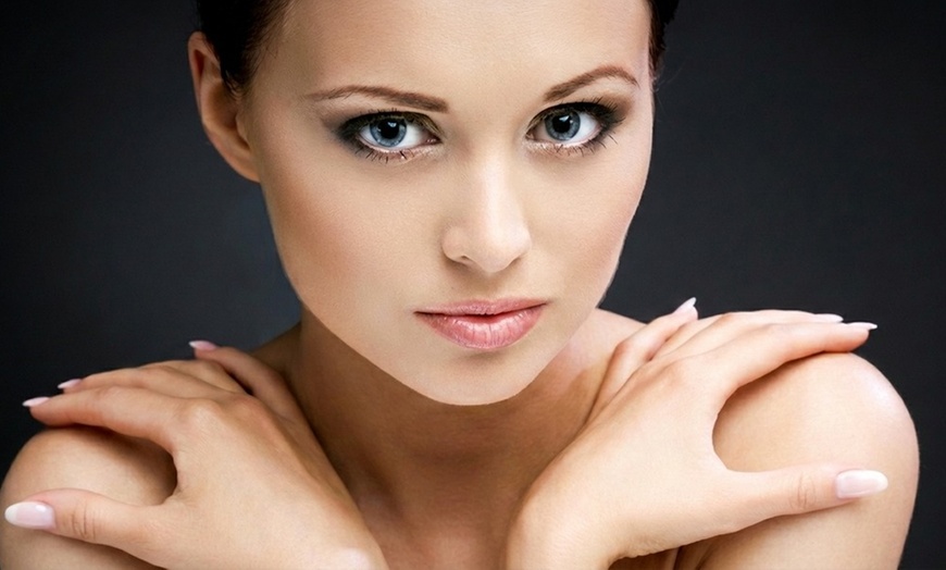 Image 2: Achieve Youthful Glow with 20, 40, or 60 Units of Daxxify