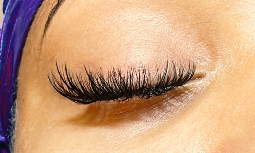 Image 7: Get a Full Set of Classic, Hybrid, or Volume Eyelash Extensions
