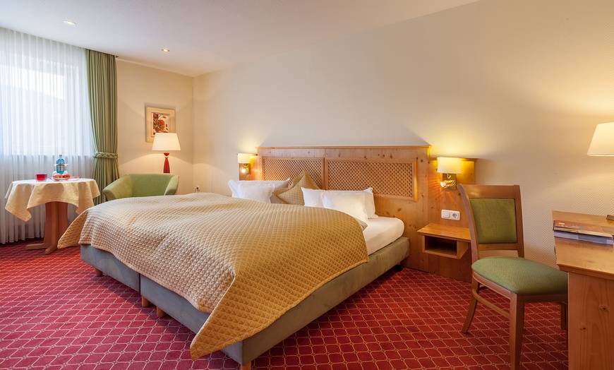 Image 3: Bad Laasphe: Stammhaus- o. Komfort-Doppelzimmer mit Frühstück & Dinner