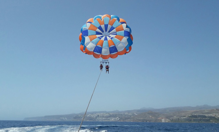 Image 4: Vuelo a 300 metros en parasailing