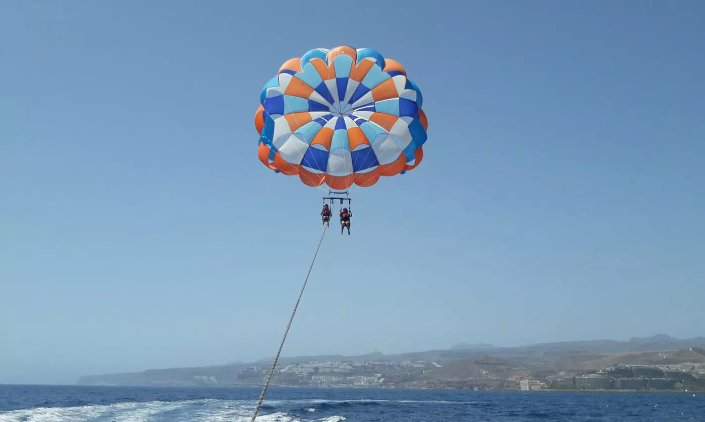Vuelo a 300 metros en parasailing